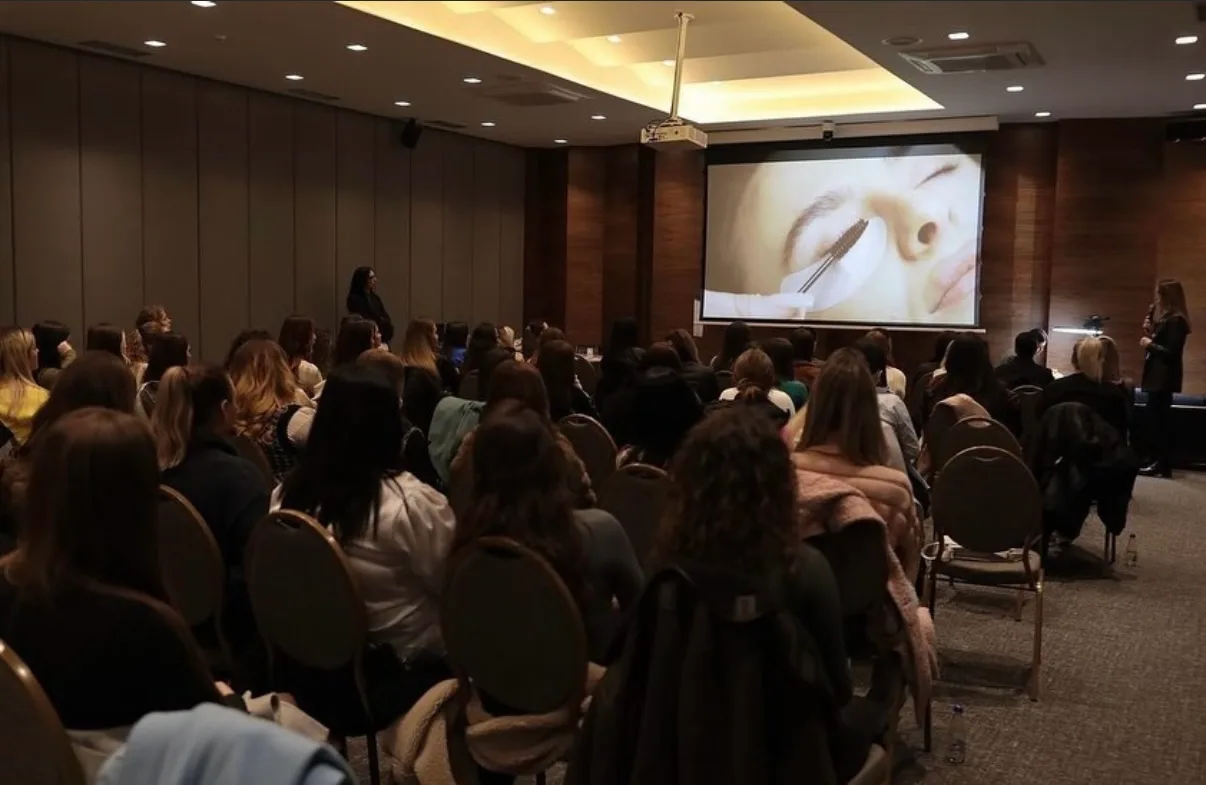 Trajnime profesionale Royal Lashes Kosova